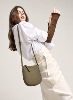 Wanita Memakai Tas Selempang Kulit Voila Keisha Olive Green 1
