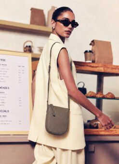Wanita Memakai Tas Selempang Kulit Voila Keisha Olive Green 2