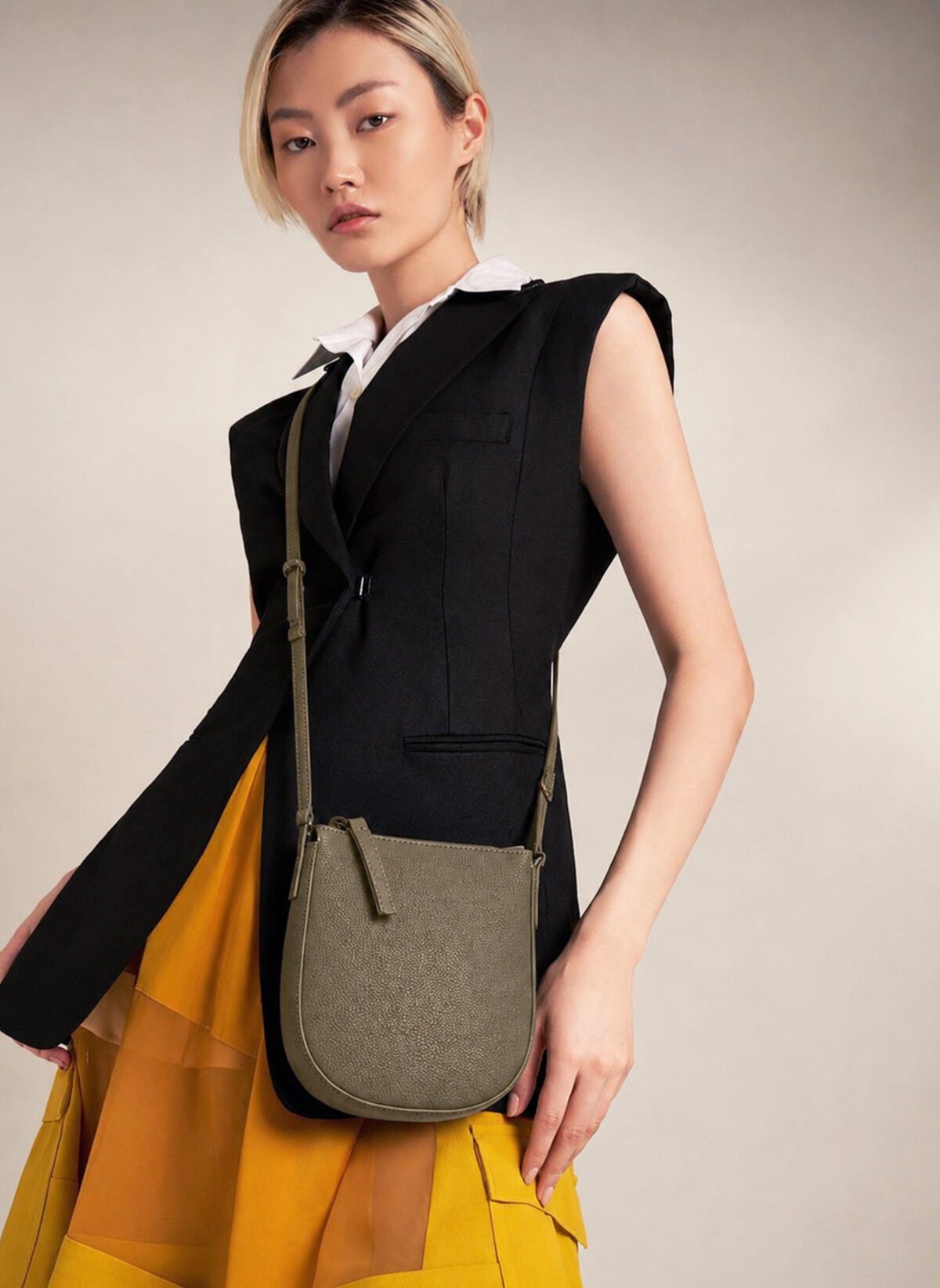 Wanita Memakai Tas Selempang Kulit Voila Keisha Olive Green 3