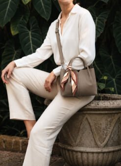 Tas-Selempang-Kulit-Asli-Voila-Dahlia-Taupe-Model-3